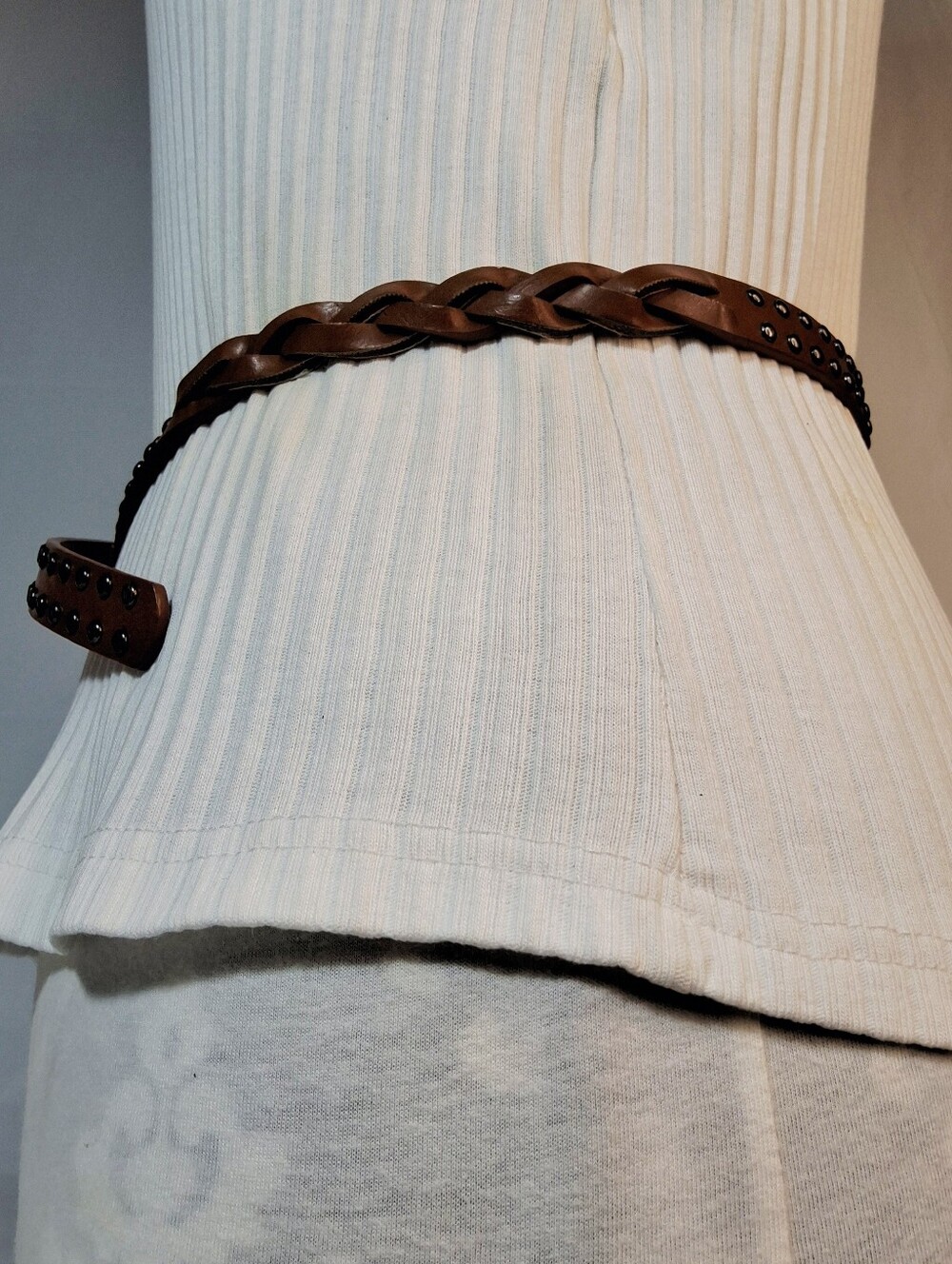 💎Aeropostale Womens Tan Narrow Braided Studded Belt Size Medium Y2K - Picture 3 of 12